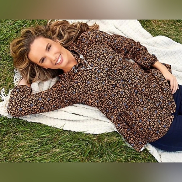 LOGO Tunic Peplum Button Down Top. EUC. Size Small - Picture 1 of 5